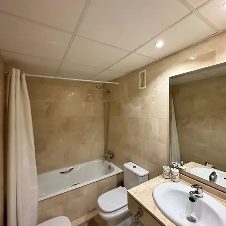 Beachside Luxe 1br: New & Chic Apartment