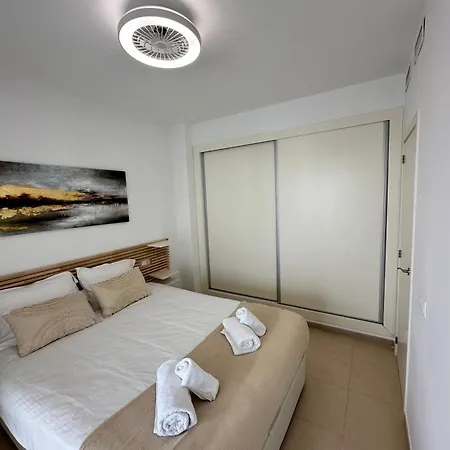 Beachside Luxe 1br: New & Chic דירה *