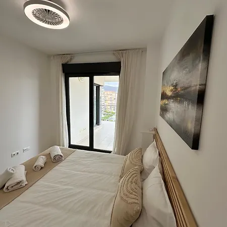 Beachside Luxe 1br: New & Chic * בנידורם