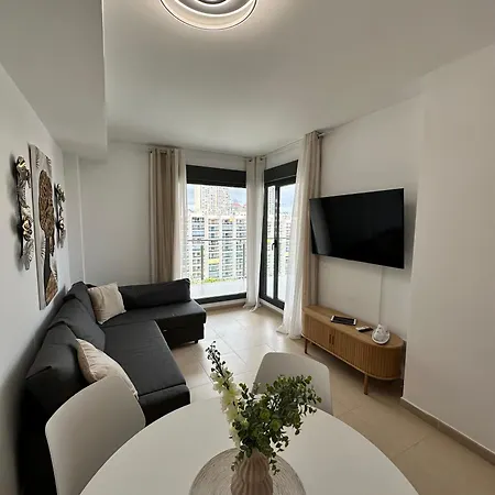דירה Beachside Luxe 1br: New & Chic בנידורם