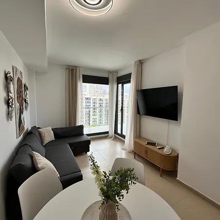 Beachside Luxe 1br: New & Chic דירה בנידורם