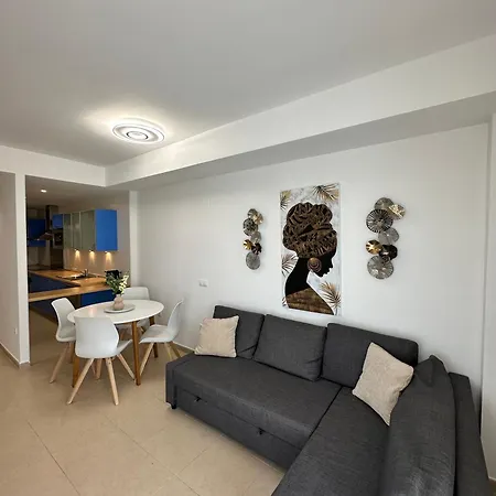 Beachside Luxe 1br: New & Chic בנידורם