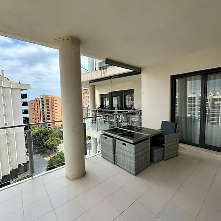 Beachside Luxe 1br: New & Chic דירה בנידורם