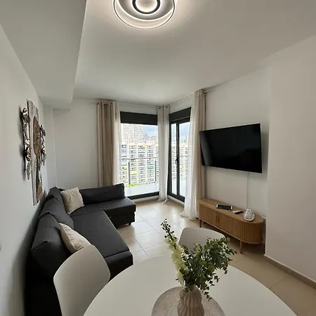 Beachside Luxe 1br: New & Chic בנידורם