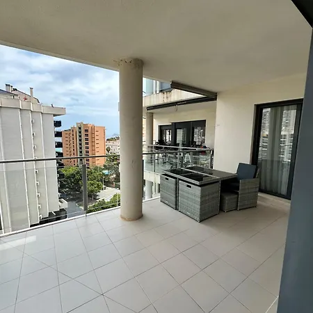 Beachside Luxe 1br: New & Chic בנידורם