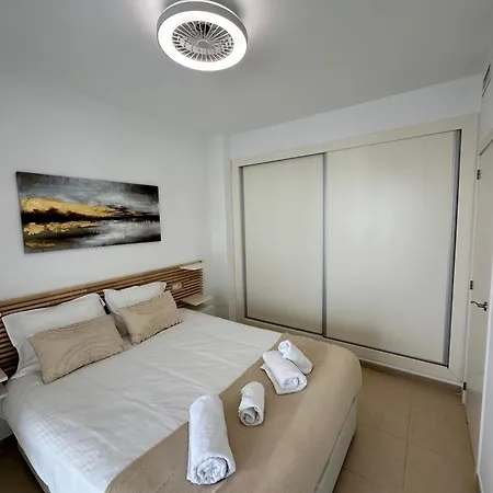 Beachside Luxe 1br: New & Chic * בנידורם