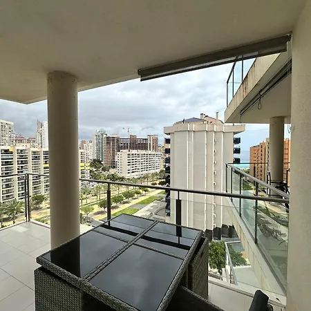 Beachside Luxe 1br: New & Chic * בנידורם